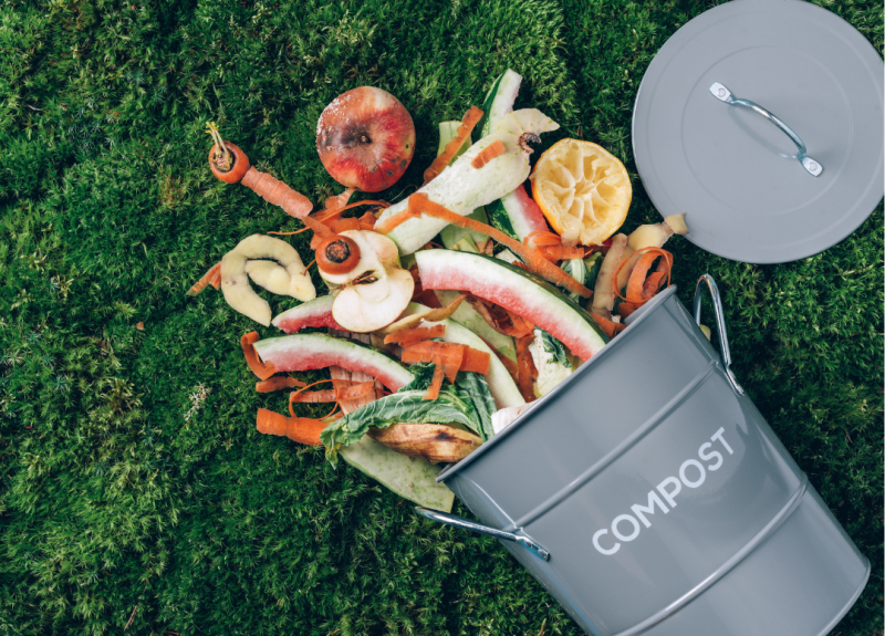 Eimer aus dem Bioabfälle fallen Eimer aus dem Bioabfälle fallen